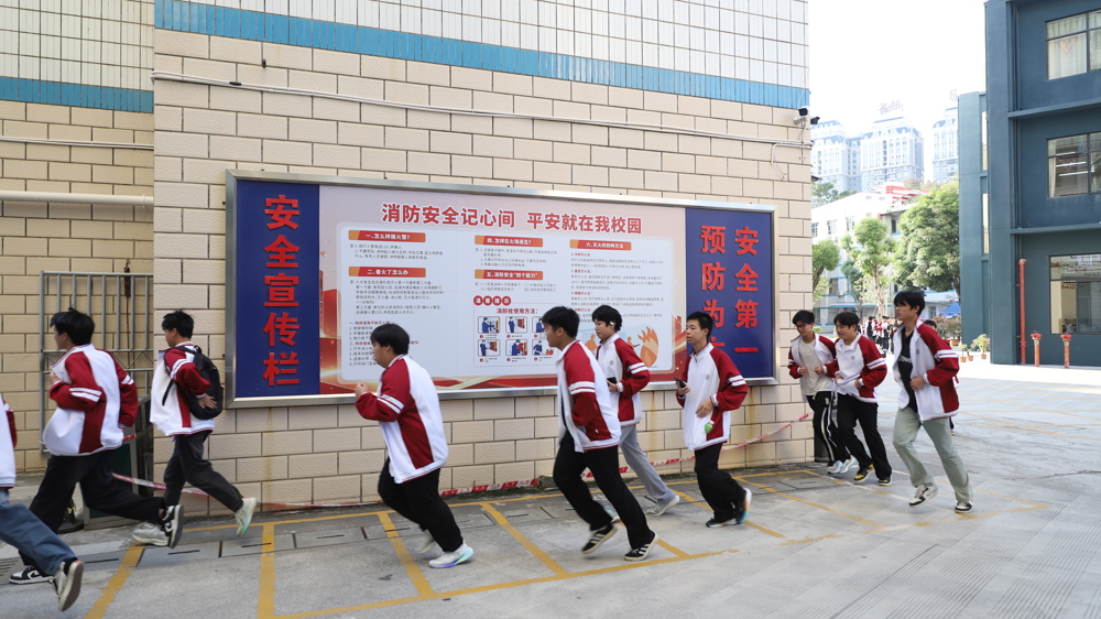 我校学生听从指挥并有序撤离