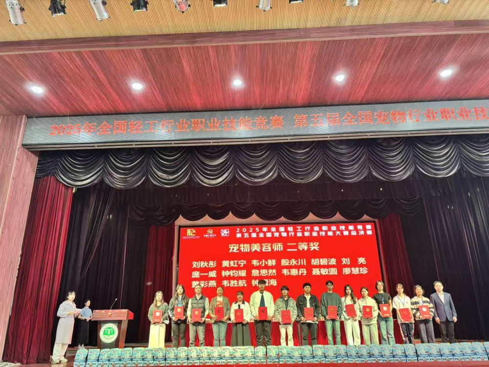 我校选手庞一威同学（左七）荣获二等奖（指导老师：李莉）
