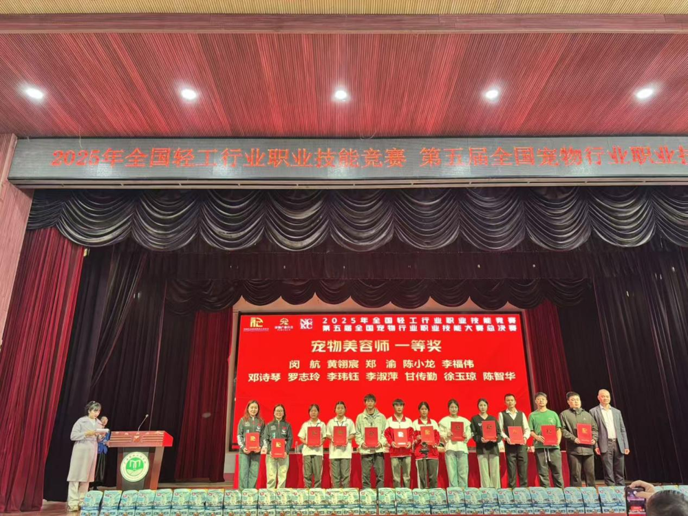 我校选手陈智华同学（左五）荣获一等奖（指导老师：李莉）