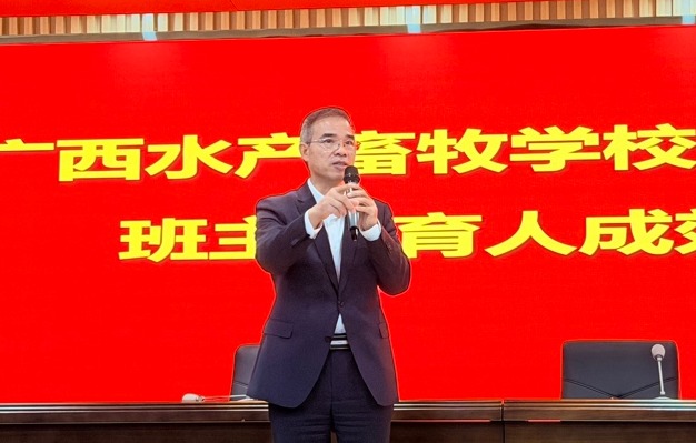 赵彦鸿在会上对班主任的辛勤付出与务实探索表示充分肯定