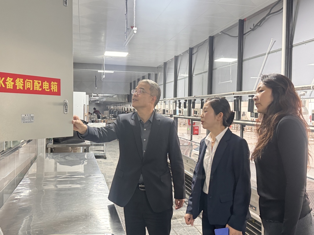 我校党委书记赵彦鸿带领第一小组成员开展安全检查