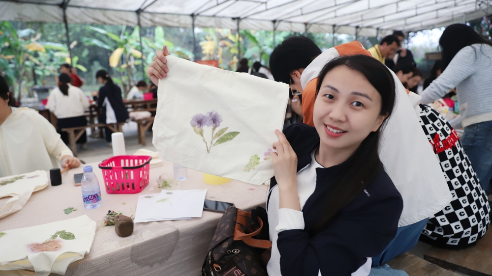 女职工们发挥创意进行植物拓印手工制作
