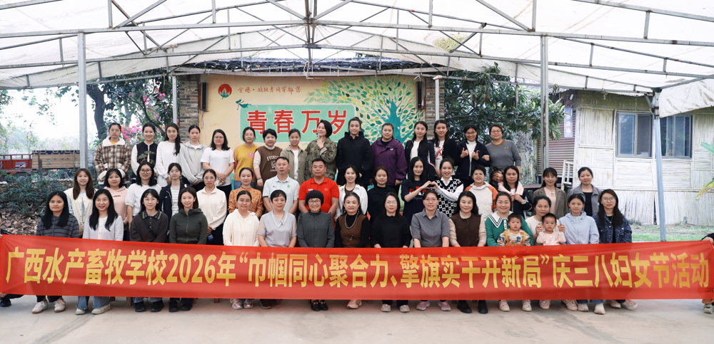 学校领导与参与活动女职工合影
