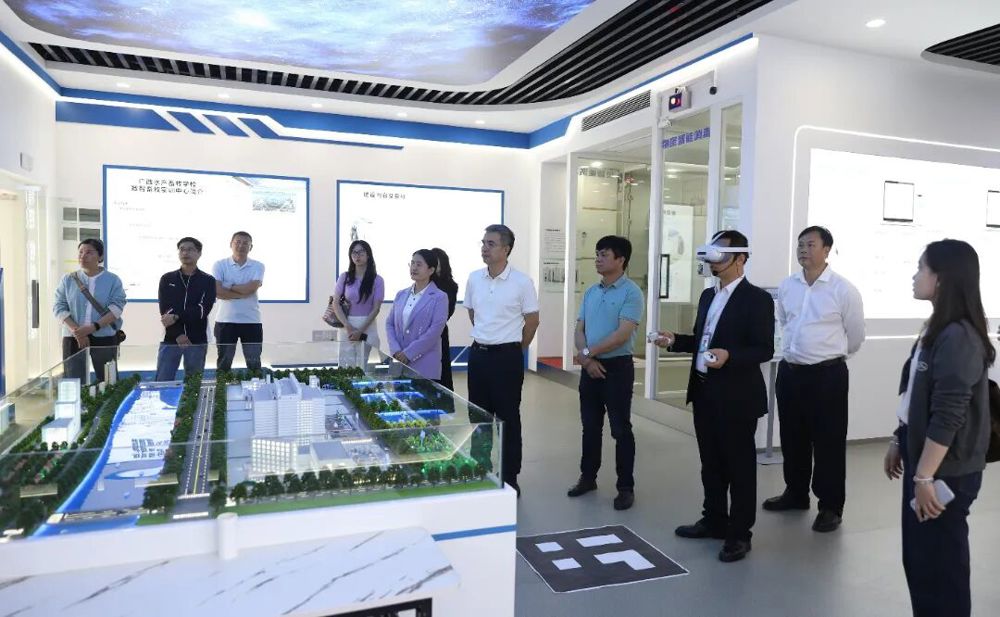 广西商贸技师学院一行参观我校