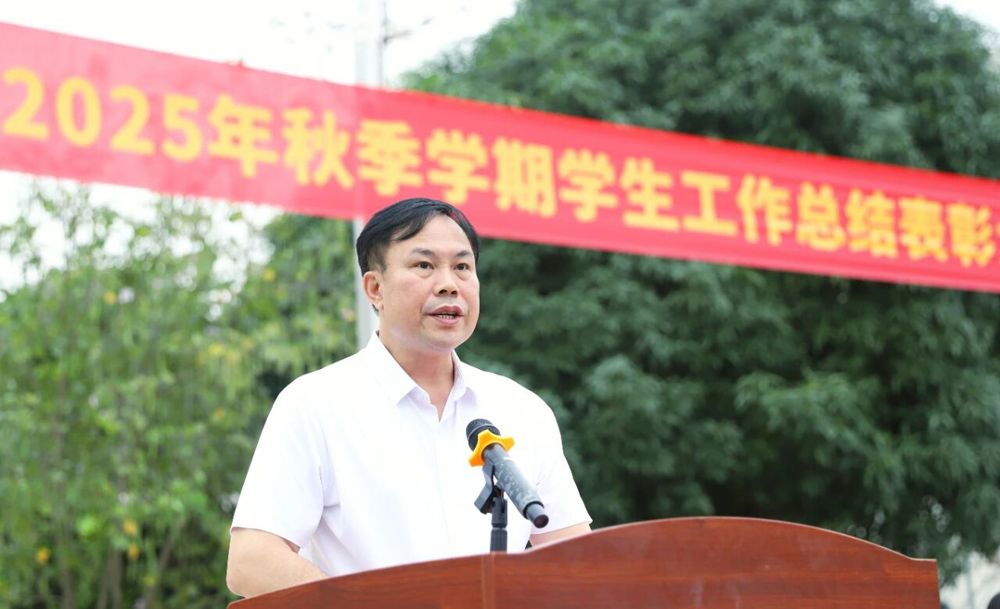 黄仁望勉励全体同学以奋斗之姿