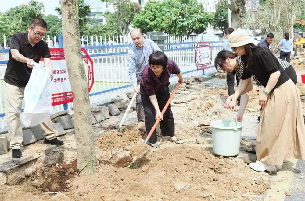 在校领导班子成员带队植树
