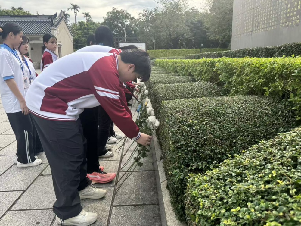 师生向革命先烈献花致敬
