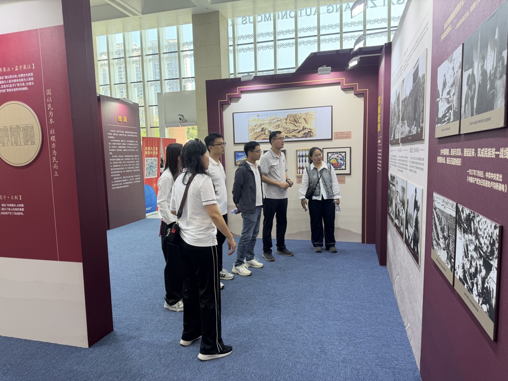 我校第一支部党员认真观看图文展板